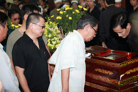 Đám tang đẫm lệ NS Hồng Sơn, Phim, Dien vien hong son qua doi, Nguyen nhan cai chet dien vien hong son, Hong son qua doi, Ma lang, Phim, Nghe si Viet, Dam tang Hong son, tin tuc