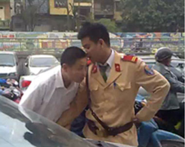 Cảnh sát giao thông chửi dân - 1