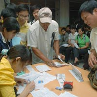 Mướt mồ hôi nộp hồ sơ NV 2