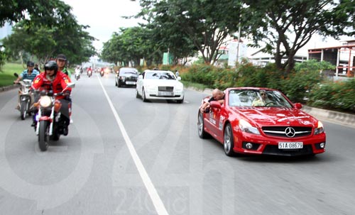 Đoàn siêu xe triệu đô diễu phố Sài Thành - 9