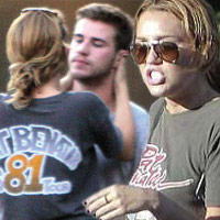 Miley Cyrus trong vòng ôm của “tình xưa”