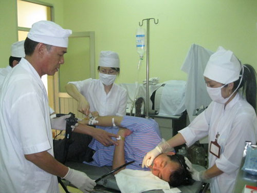 Bệnh viện Móng Cái bị đập phá trong đêm - 1