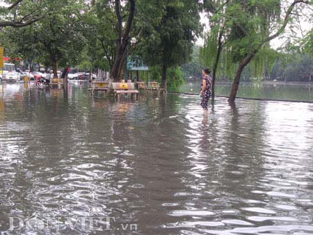 Đường ven hồ Gươm thành ao nước đen ngòm - 1