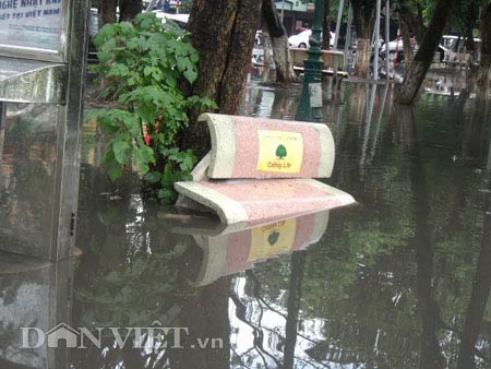 Đường ven hồ Gươm thành ao nước đen ngòm - 10