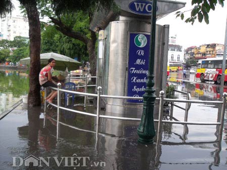 Đường ven hồ Gươm thành ao nước đen ngòm - 11