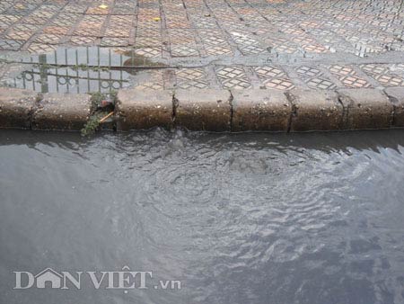 Đường ven hồ Gươm thành ao nước đen ngòm - 2