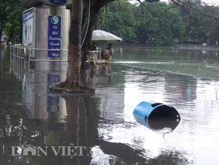 Đường ven hồ Gươm thành ao nước đen ngòm - 5
