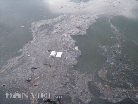 Đường ven hồ Gươm thành ao nước đen ngòm - 8