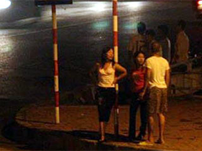 Mua bán dâm giữa buổi trưa ở quán cà phê - 1