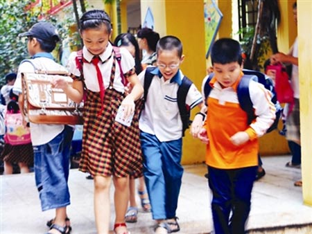 [Image: 1316136752-mua-dong-phuc-hoc-sinh-de-bo-di-1.jpg]