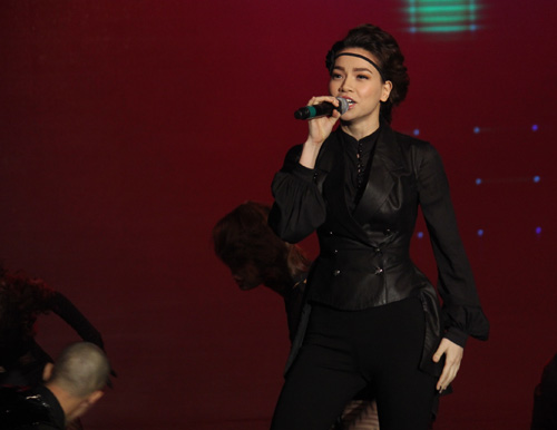 Ngọc Anh hờ hững khoe ngực bên Ngọc Ngoan, Ca nhạc - MTV, Ngoc Anh, Ngoc Ngoan, Song Ngoc, sexy, vong 1, ho hung, goi cam, tai hop, ca si, tin tuc