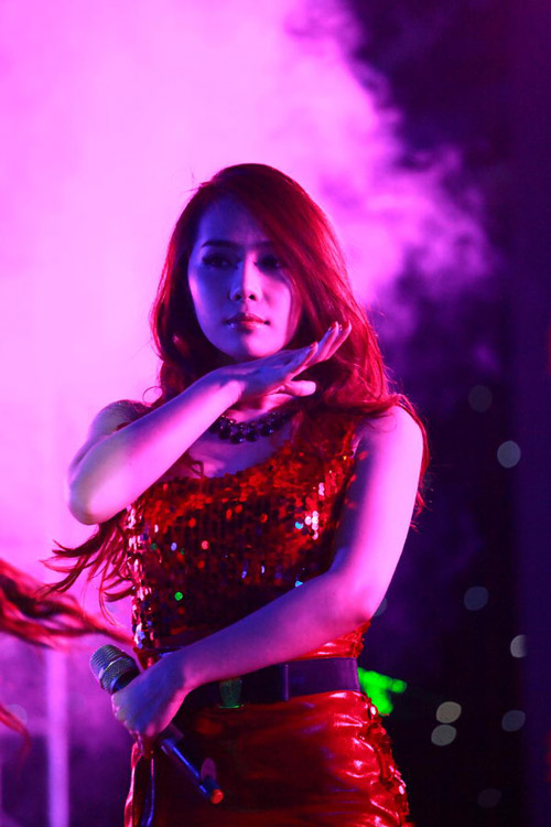 Tuấn Hưng đội mưa ra sức giữ khán giả, Ca nhạc - MTV, Tuan Hung, Quynh Nga, Miss Beat, Tim lai bau troi, ca si, troi mua, khan gia, Ha Noi, tim kiem sac dep, MR.T, Yanbi, Anh Khang, tin tuc, chung ket