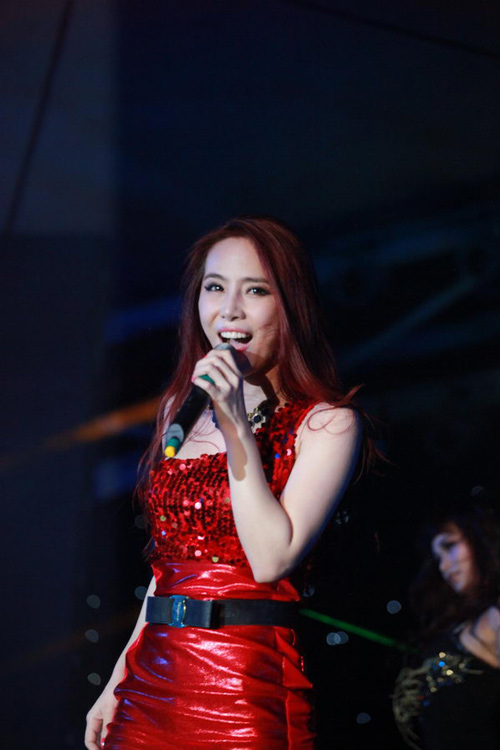 Tuấn Hưng đội mưa ra sức giữ khán giả, Ca nhạc - MTV, Tuan Hung, Quynh Nga, Miss Beat, Tim lai bau troi, ca si, troi mua, khan gia, Ha Noi, tim kiem sac dep, MR.T, Yanbi, Anh Khang, tin tuc, chung ket