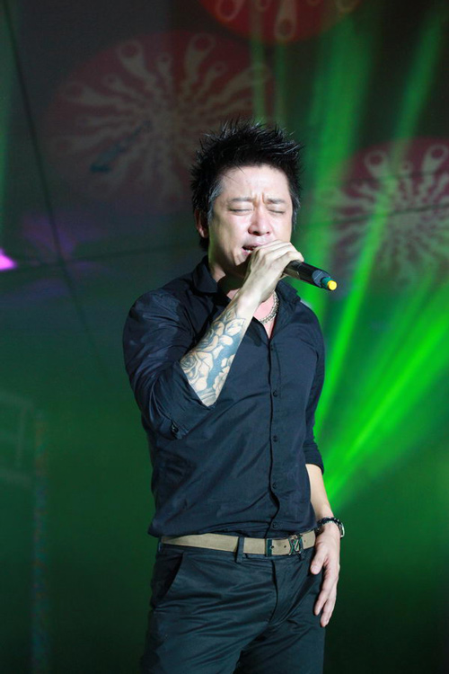 Tuấn Hưng đội mưa ra sức giữ khán giả, Ca nhạc - MTV, Tuan Hung, Quynh Nga, Miss Beat, Tim lai bau troi, ca si, troi mua, khan gia, Ha Noi, tim kiem sac dep, MR.T, Yanbi, Anh Khang, tin tuc, chung ket