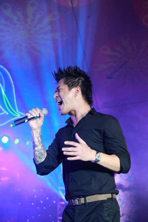 Tuấn Hưng đội mưa ra sức giữ khán giả, Ca nhạc - MTV, Tuan Hung, Quynh Nga, Miss Beat, Tim lai bau troi, ca si, troi mua, khan gia, Ha Noi, tim kiem sac dep, MR.T, Yanbi, Anh Khang, tin tuc, chung ket