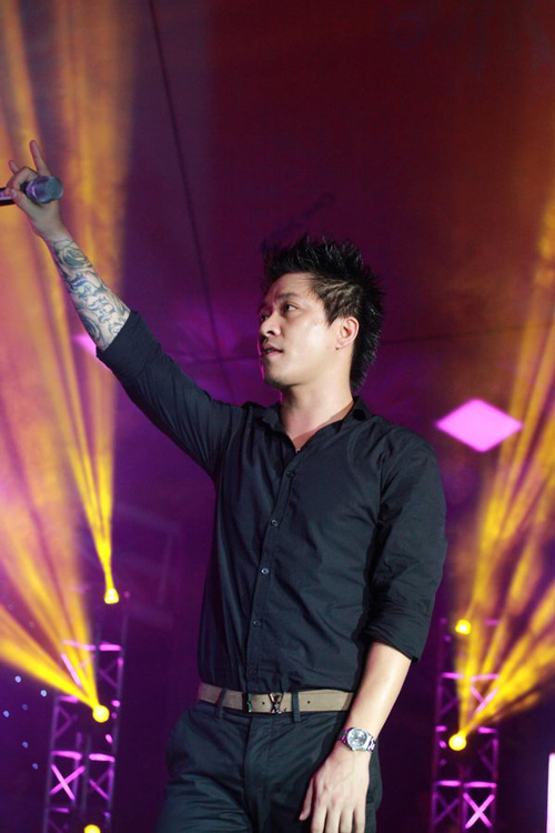 Tuấn Hưng đội mưa ra sức giữ khán giả, Ca nhạc - MTV, Tuan Hung, Quynh Nga, Miss Beat, Tim lai bau troi, ca si, troi mua, khan gia, Ha Noi, tim kiem sac dep, MR.T, Yanbi, Anh Khang, tin tuc, chung ket
