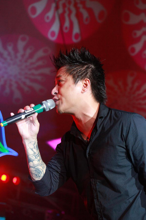 Tuấn Hưng đội mưa ra sức giữ khán giả, Ca nhạc - MTV, Tuan Hung, Quynh Nga, Miss Beat, Tim lai bau troi, ca si, troi mua, khan gia, Ha Noi, tim kiem sac dep, MR.T, Yanbi, Anh Khang, tin tuc, chung ket