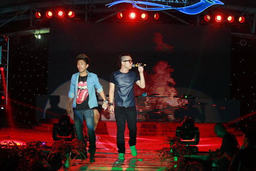 Tuấn Hưng đội mưa ra sức giữ khán giả, Ca nhạc - MTV, Tuan Hung, Quynh Nga, Miss Beat, Tim lai bau troi, ca si, troi mua, khan gia, Ha Noi, tim kiem sac dep, MR.T, Yanbi, Anh Khang, tin tuc, chung ket