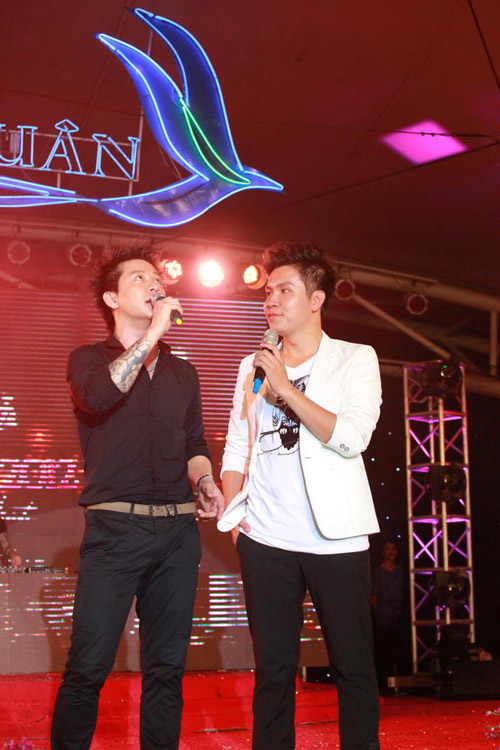 Tuấn Hưng đội mưa ra sức giữ khán giả, Ca nhạc - MTV, Tuan Hung, Quynh Nga, Miss Beat, Tim lai bau troi, ca si, troi mua, khan gia, Ha Noi, tim kiem sac dep, MR.T, Yanbi, Anh Khang, tin tuc, chung ket