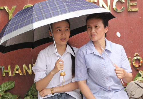 Có đi thi mới hiểu tấm lòng cha mẹ!, Bạn trẻ - Cuộc sống, tuyen sinh 2012, thi dai hoc 2012, thi khoi a, tinh mau tu, phu huynh doi con thi, dai hoc tu nhien, dai hoc nhan van, gioi tre, si tu, ban tre, bao