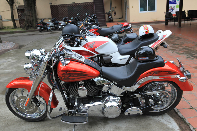 Đầu tiên là chiếc Harley Dadvison Fatboy dòng Softail 1584cc.
