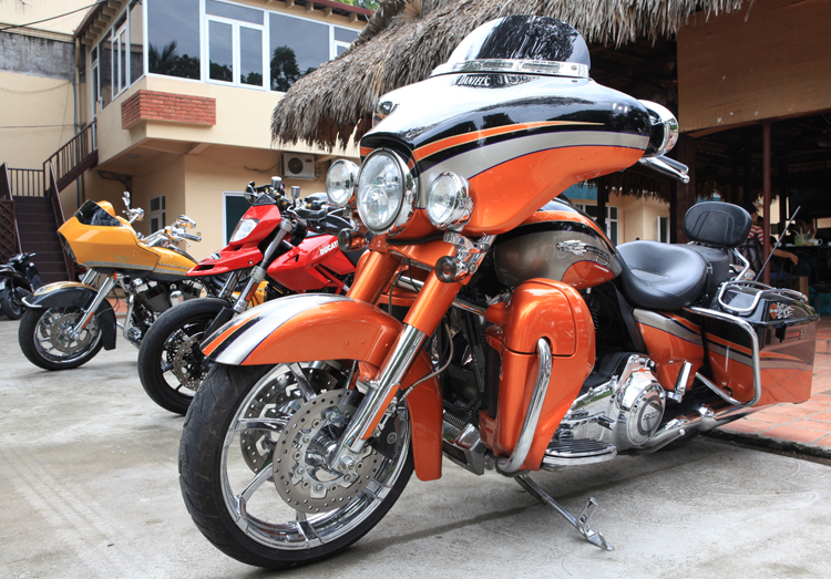 Harley-Davidson CVO Street Glide đời 2011. Nó thuộc quyền sở hữu của một ông chủ kinh doanh ô tô.