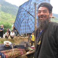 Đến nơi phải cười trong đám tang