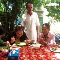 Gia đình nấu 2400 suất cơm miễn phí cho sĩ tử