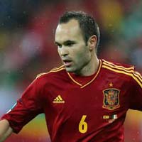 Iniesta phản pháo Mourinho