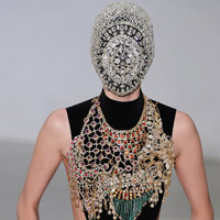 Martin Margiela lấy pha lê bịt mặt