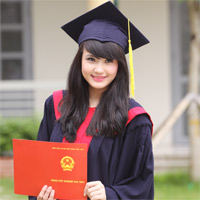 Khánh Chi rạng rỡ khoe bằng cử nhân
