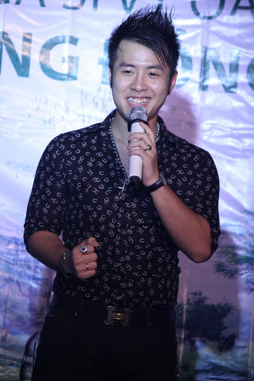 Nam Cường, Akira Phan đua nhau... gặm táo, Sao ngoại-sao nội, Ca nhạc - MTV, Nam Cuong, Akira Phan, Vy Oanh, Dong xanh, ca si, tin tuc
