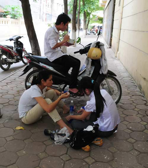 Sĩ tử nghỉ trưa trong… công viên, Giáo dục - du học, de thi, đáp án đề thi đại hoc, thi sinh, de thi mon sinh, de thi mon van, diem thi, thi trac nghiem, bao
