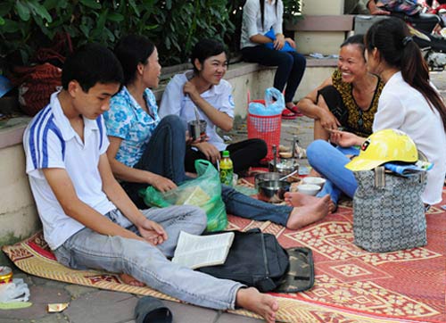 Sĩ tử nghỉ trưa trong… công viên, Giáo dục - du học, de thi, đáp án đề thi đại hoc, thi sinh, de thi mon sinh, de thi mon van, diem thi, thi trac nghiem, bao