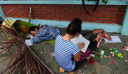 Sĩ tử nghỉ trưa trong… công viên, Giáo dục - du học, de thi, đáp án đề thi đại hoc, thi sinh, de thi mon sinh, de thi mon van, diem thi, thi trac nghiem, bao