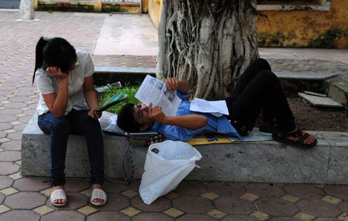 Sĩ tử nghỉ trưa trong… công viên, Giáo dục - du học, de thi, đáp án đề thi đại hoc, thi sinh, de thi mon sinh, de thi mon van, diem thi, thi trac nghiem, bao
