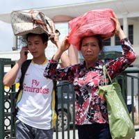 Sĩ tử "đội nắng" về quê