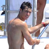 HOT: Chơi chán, Ronaldo thèm đá bóng