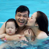 Đan Lê hôn chồng dưới bể bơi