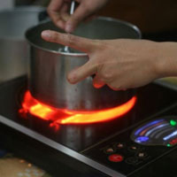 Hai kiều nữ bán bếp từ trả góp