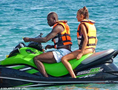 Balotelli quậy tưng bừng cùng gái đẹp, Bóng đá, balotelli, super mario, cau be hu, rafaella fico, man city, bong da, bong da 24h, ket qua bong da, bao bong da