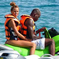Balotelli quậy tưng bừng cùng gái đẹp