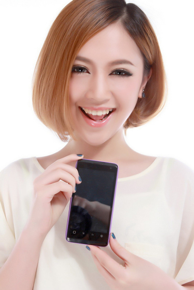 Gương mặt rạng ngời, nụ cười tươi rói của người đẹp bên chiếc smartphone khiến người xem ngắm mãi không chán mắt.