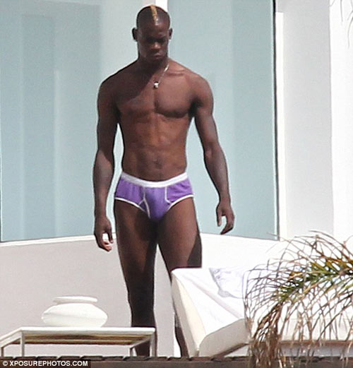 Rừng chân dài vây quanh Balotelli, Bóng đá, balotelli, super mario, paris hilton, cau be hu, rafaella fico, man city, bong da, bong da 24h, ket qua bong da, bao bong da