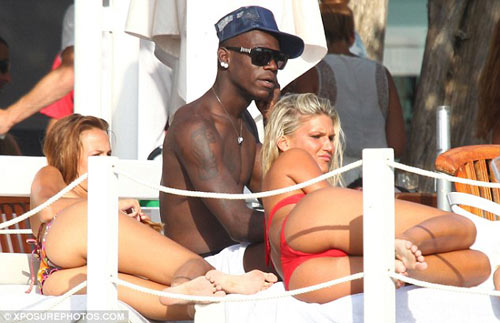 Rừng chân dài vây quanh Balotelli, Bóng đá, balotelli, super mario, paris hilton, cau be hu, rafaella fico, man city, bong da, bong da 24h, ket qua bong da, bao bong da