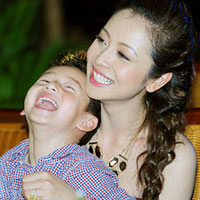 Jennifer đưa con đi chấm thi nhan sắc
