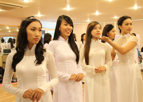 Miss Áo dài chuẩn bị cho vòng chung kết, Bạn trẻ - Cuộc sống, miss ao dai, dao dai nu sinh viet nam, tim kiem guong mat ao dai nu sinh, hoa khoi, ban tre, gioi tre, thieu nu, ao dai truyen thong, 8x-9x, gioi tre ngay nay, bao