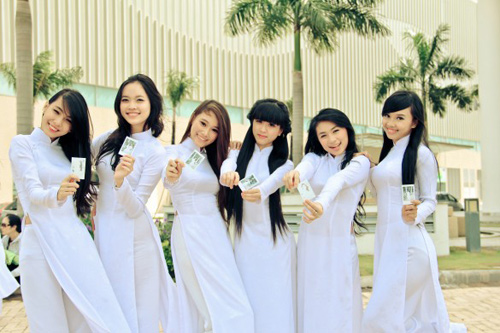 Nữ sinh duyên dáng với áo dài - 10