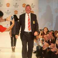 Sir Alex diễn thời trang trên sàn catwalk