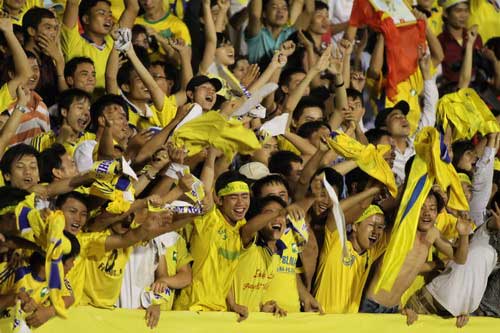 CĐV Nghệ An lách luật cổ vũ đội nhà, Bóng đá Việt Nam, Bóng đá, cdv slna, song lam nghe an, san thong nhat, v-league, bong da viet nam, bong da, lich thi dau v-league, bang xep hang v-league, bong da 24h, bao bong da, ket qua bong da, lich thi dau bong da